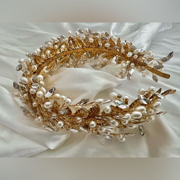 Luxury Gold Bridal Headpiece with Pearls and Crystals - Picture 4 of 4